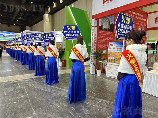 火爆網(wǎng)美女禮儀宣傳隊(duì)亮相2024中原農(nóng)資雙交會(huì)！
